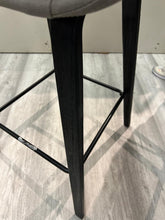Cargar imagen en el visor de la galería, Banco de Cocina en Chapa de Madera y Piel Nolan
