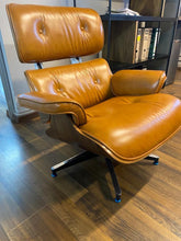 Cargar imagen en el visor de la galería, Sillón Individual Replica Eames Lounge Chair En Piel Auténtica
