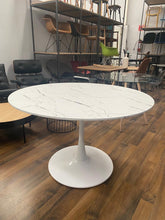 Cargar imagen en el visor de la galería, MESA COMEDOR ESTILO TULIP DE 120CM
