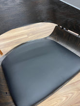 Cargar imagen en el visor de la galería, Silla de Comedor Modelo Bilbao
