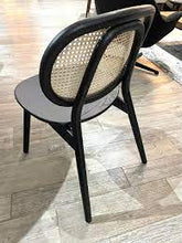Cargar imagen en el visor de la galería, Silla de Comedor en Madera y Bejuco Salem
