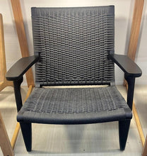 Cargar imagen en el visor de la galería, Silla Ocasional Estilo Wegner CH25 Black
