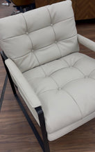Cargar imagen en el visor de la galería, Sillon Ocasional de Piel Modelo Moldavia
